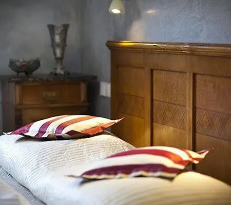 & 4* Karlštejn