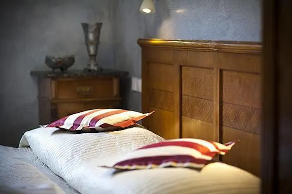 & 4* Karlštejn